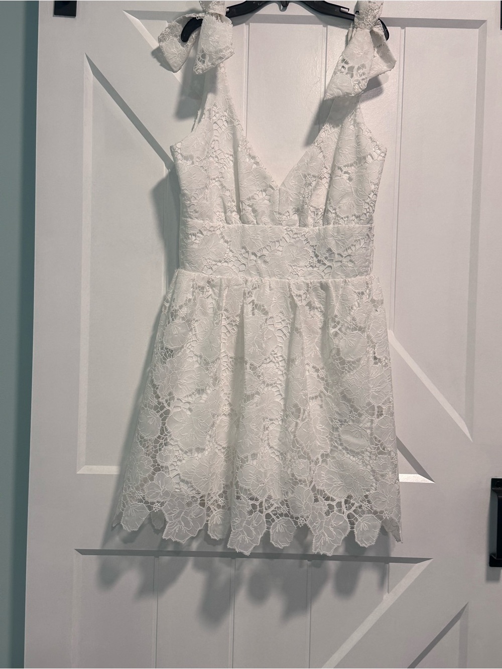 Chic White Lace Bow-Shoulder Mini Dress Size M - Picture 2 of 7